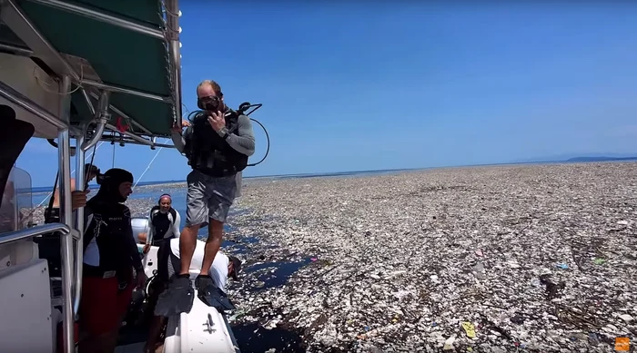 Plasticul a ajuns să sufoce mările și oacenele, iar turiștii privesc cu groază imaginea de la bordurile ambarcațiunilorCaptură: Storyful News