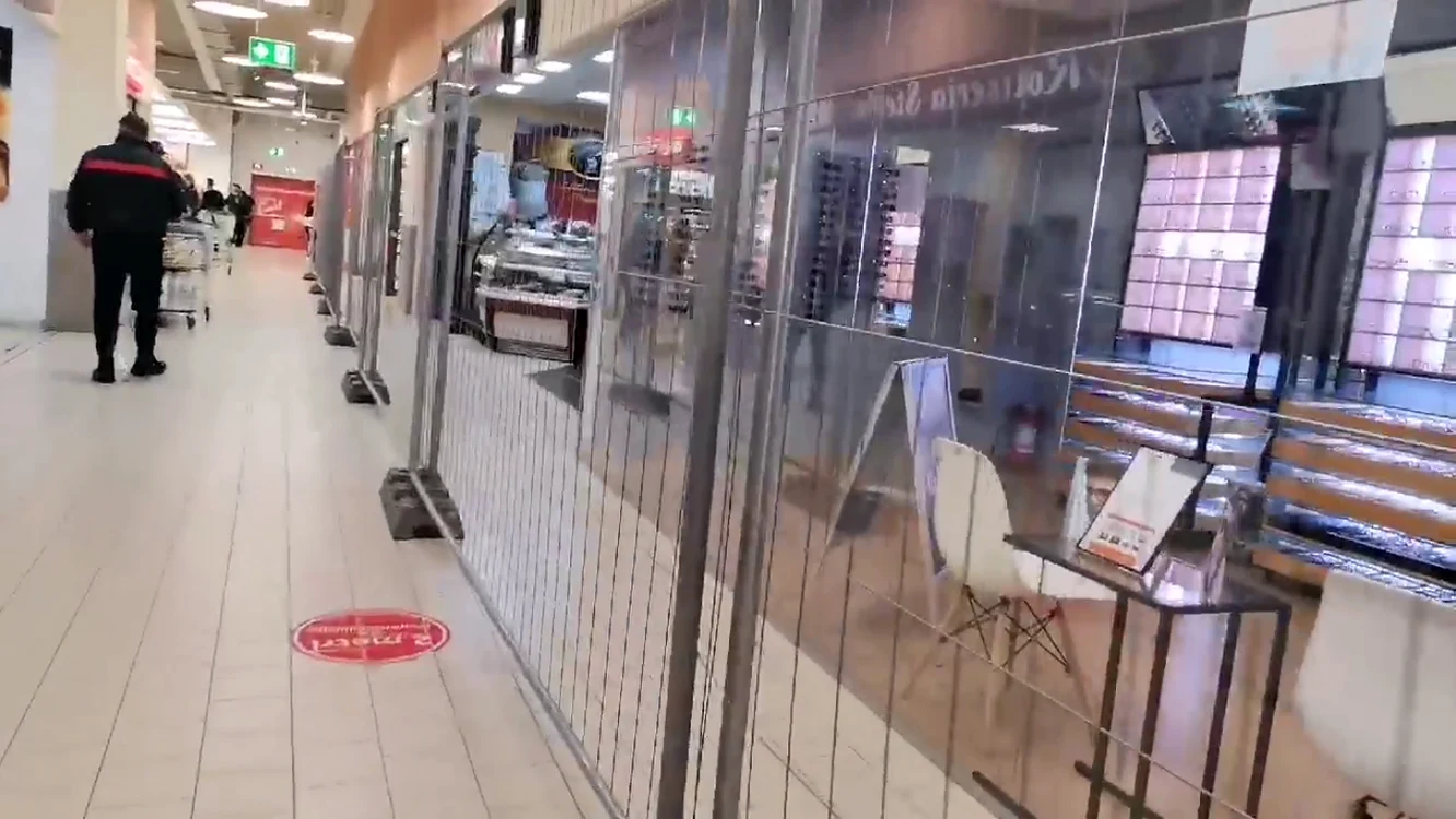 Garduri pentru nevaccinaţi montate într-un supermarket