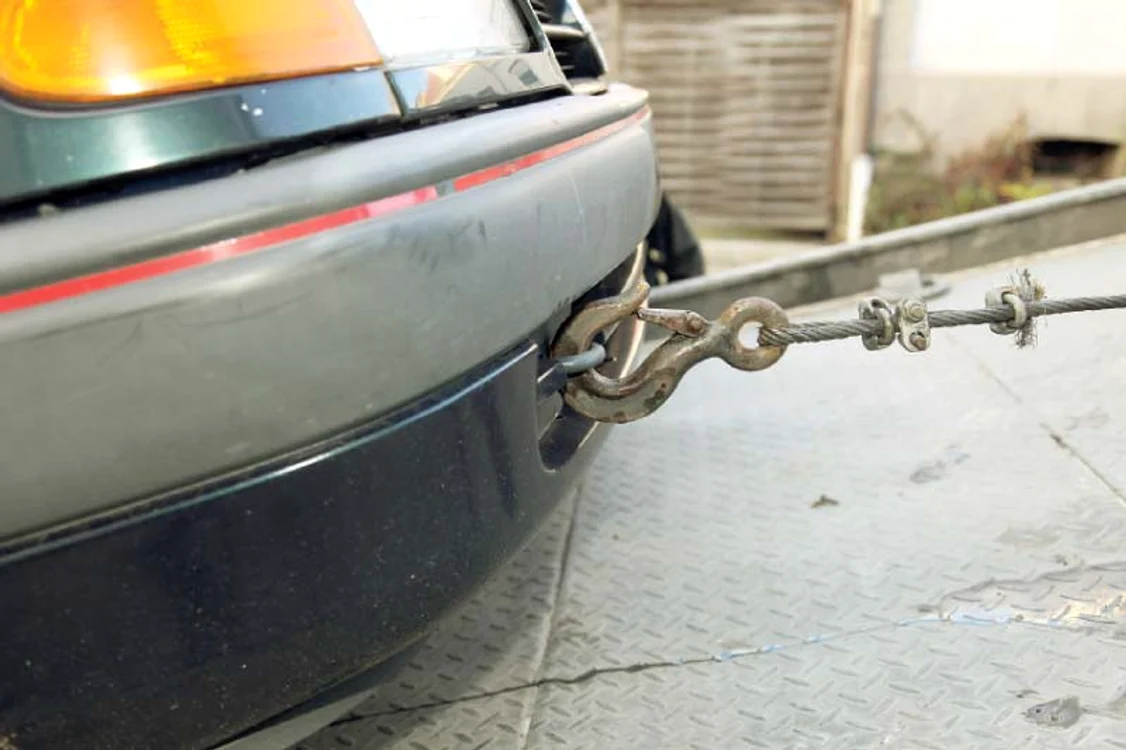 După ce l-au bătut, agresorii l-au legat pe tânăr de maşină