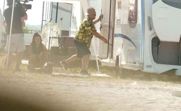 Nea Mărin intră în rulotă după Vârciu şi-l altoieşte cu joardele