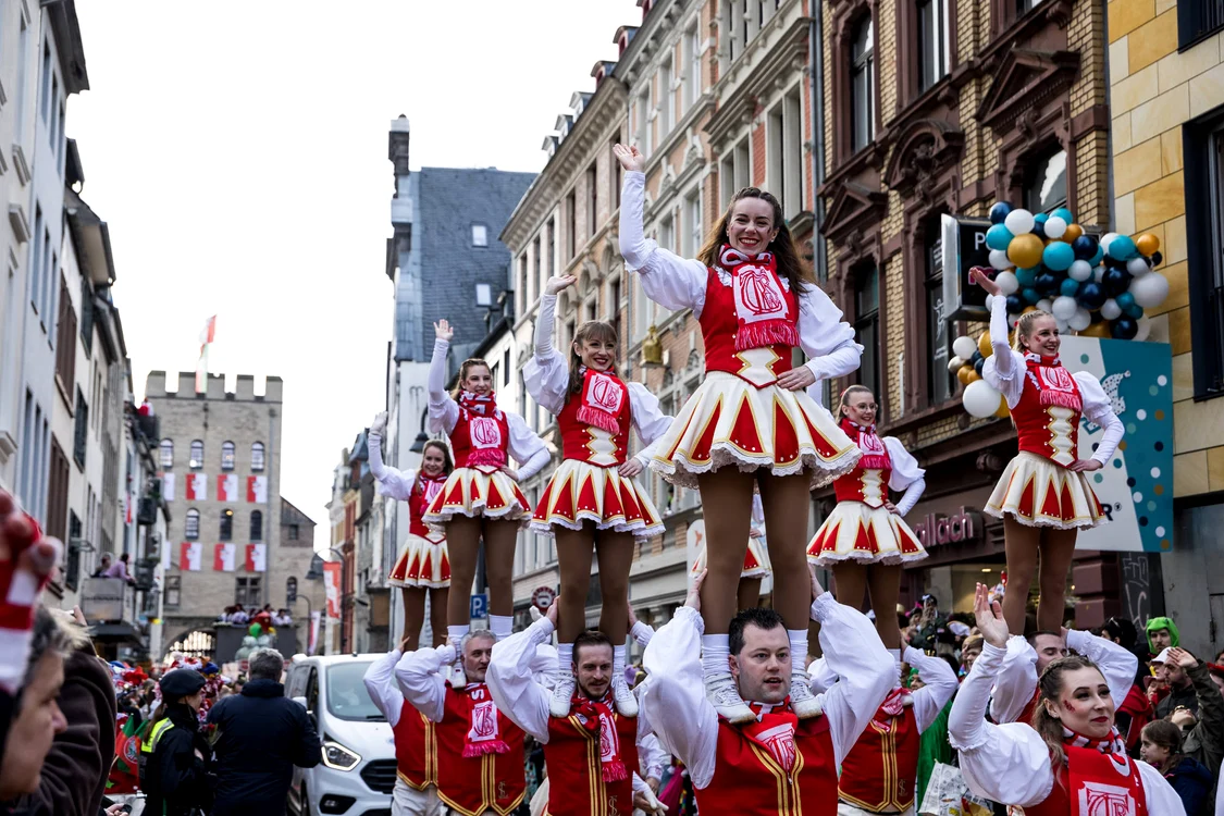 Oamenii au petrecut pe străzi, în Koln (Foto: Profimedia)