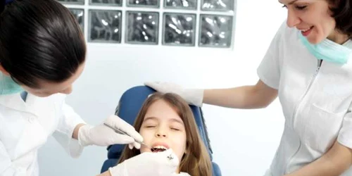 Pentru a preveni îmbolnăvirea dinţilor, profilaxia trebui începută din copilărie