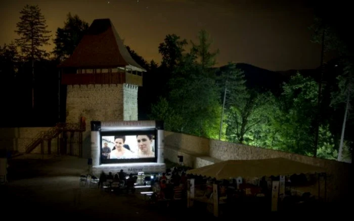 Proiecţiile vor fi în aer liber, dar şi la Casa de Cultură. FOTOArhivă.