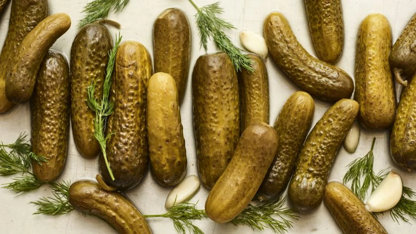 Cum se pregătesc castraveciorii muraţi cu ardei iute