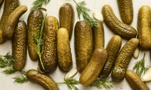 Castraveţi muraţi în saramură. Crocanţi şi gustoşi!