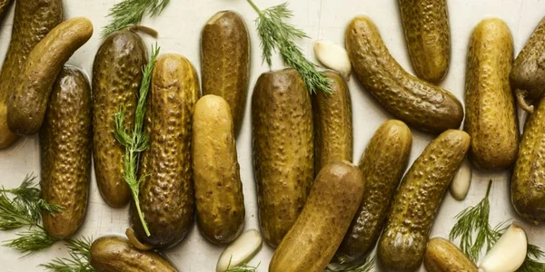 Castraveţi muraţi în saramură. Crocanţi şi gustoşi!