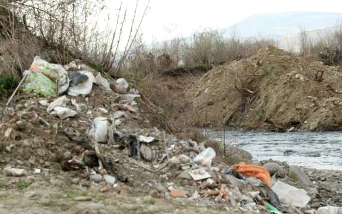 Cam aşa arată malurile râului după ce balastierele şi-au terminat treaba FOTO: Cristian Ţetcu