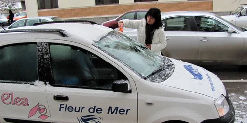 Maşini îmbrăcate în gheaţă.