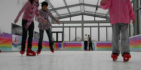 Primul patinoar artificial acoperit din Piteşti s-a deschis în această dimineaţă