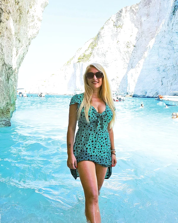 Ornela Pasăre şi-a etalat silueta de viespe şi bustul apetisant în concediul din Grecia