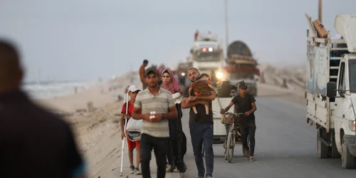 Palestinieni părăsesc Gaza FOTO Profimedia 