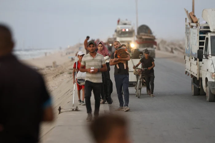 Palestinienii părăsesc orașul Gaza în urma ordinului de evacuare al IDF foto profimedia