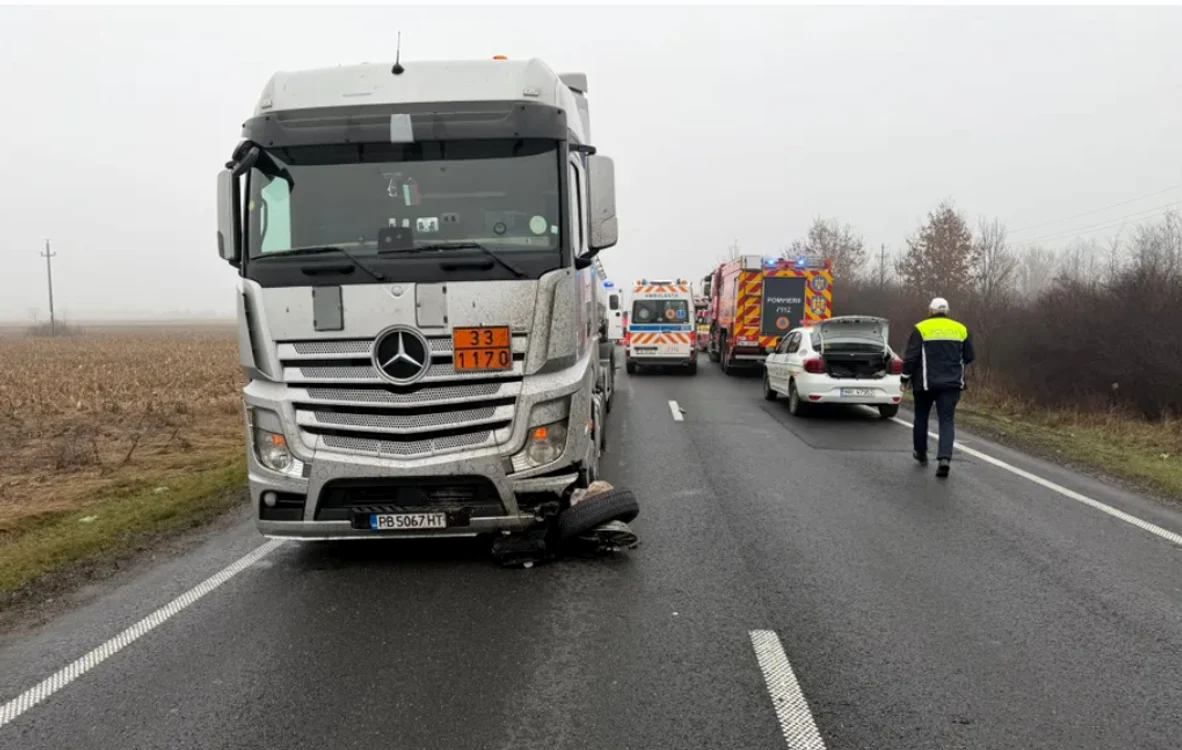 În coliziune a fost implicat și un TIR. FOTO IPJ Timiș