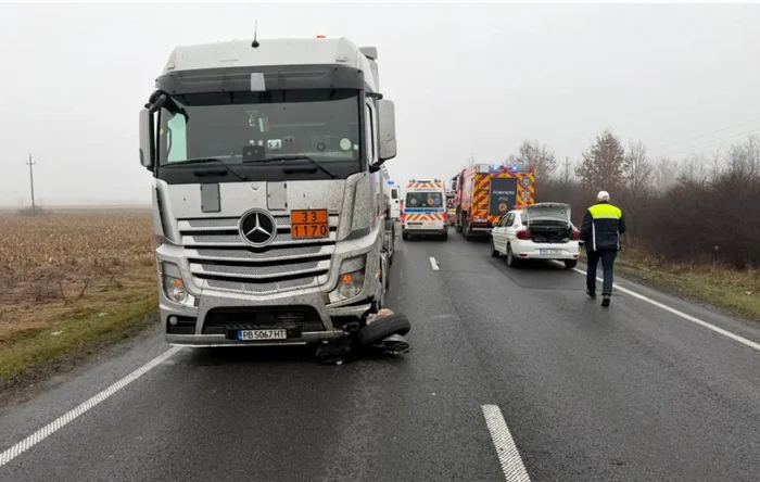 În coliziune a fost implicat și un TIR. FOTO IPJ Timiș