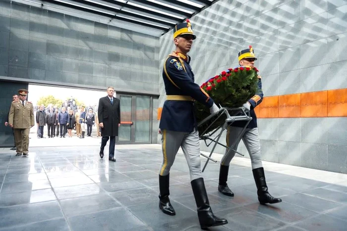 Klaus Iohannis depune flori la ceremonia de comemorare a victimelor Holocaustului. FOTO: Adevarul