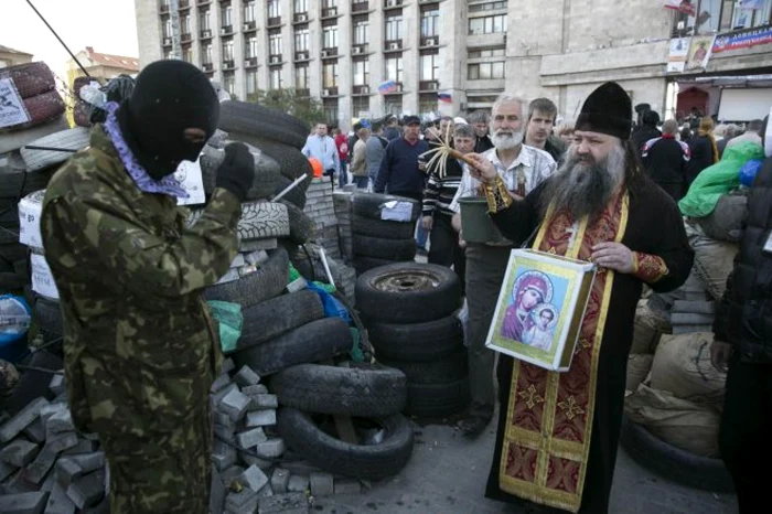 Separatiştii din Doneţk au ocupat clădirea televiziunii locale. În Slaviansk, a avut loc un miting de susţinere pentur liderul auto-proclamat al separatiştilor proruşi