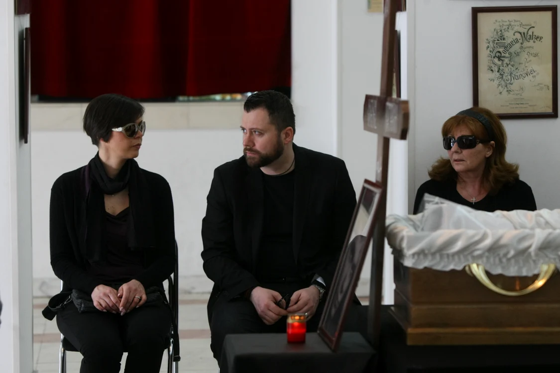 Cornelia Patrichi, fiul coregrafului, Alexandru, și soția acestuia, lângă trupul neînsuflețit al lui Cornel Patrichi