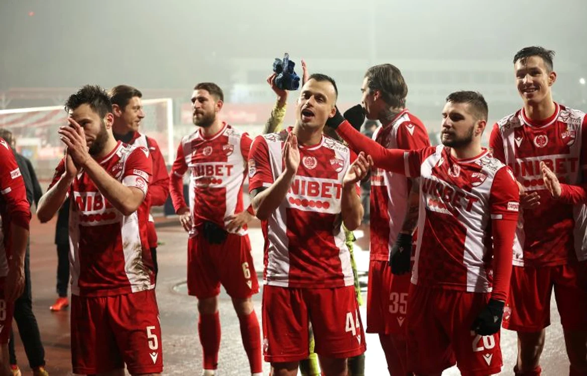 Dinamoviștii au sărbătorit cu fanii victoria cu Chindia (FOTO: Sportpictures)