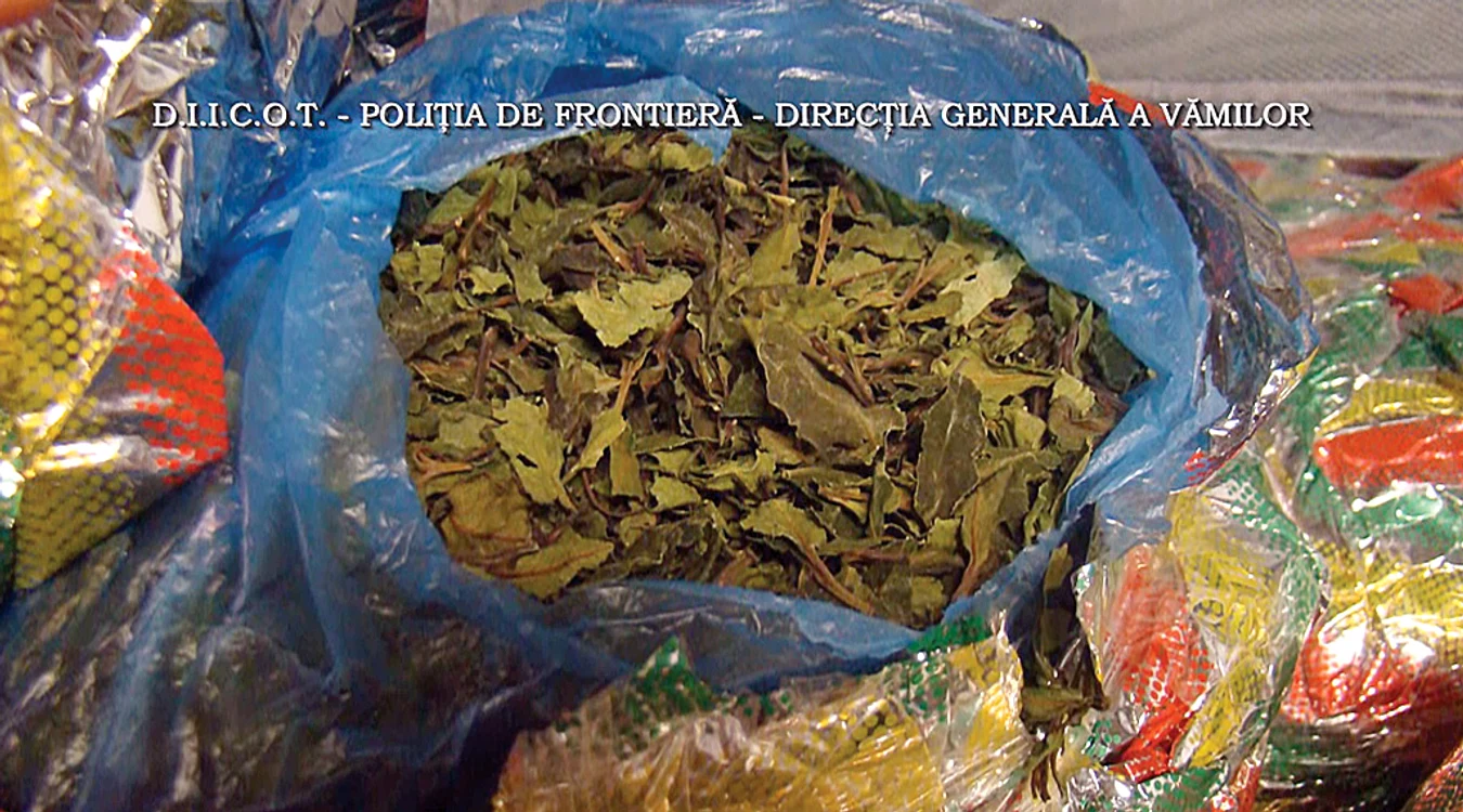 Valiza era burdușită cu 18 pachete cu marijuana