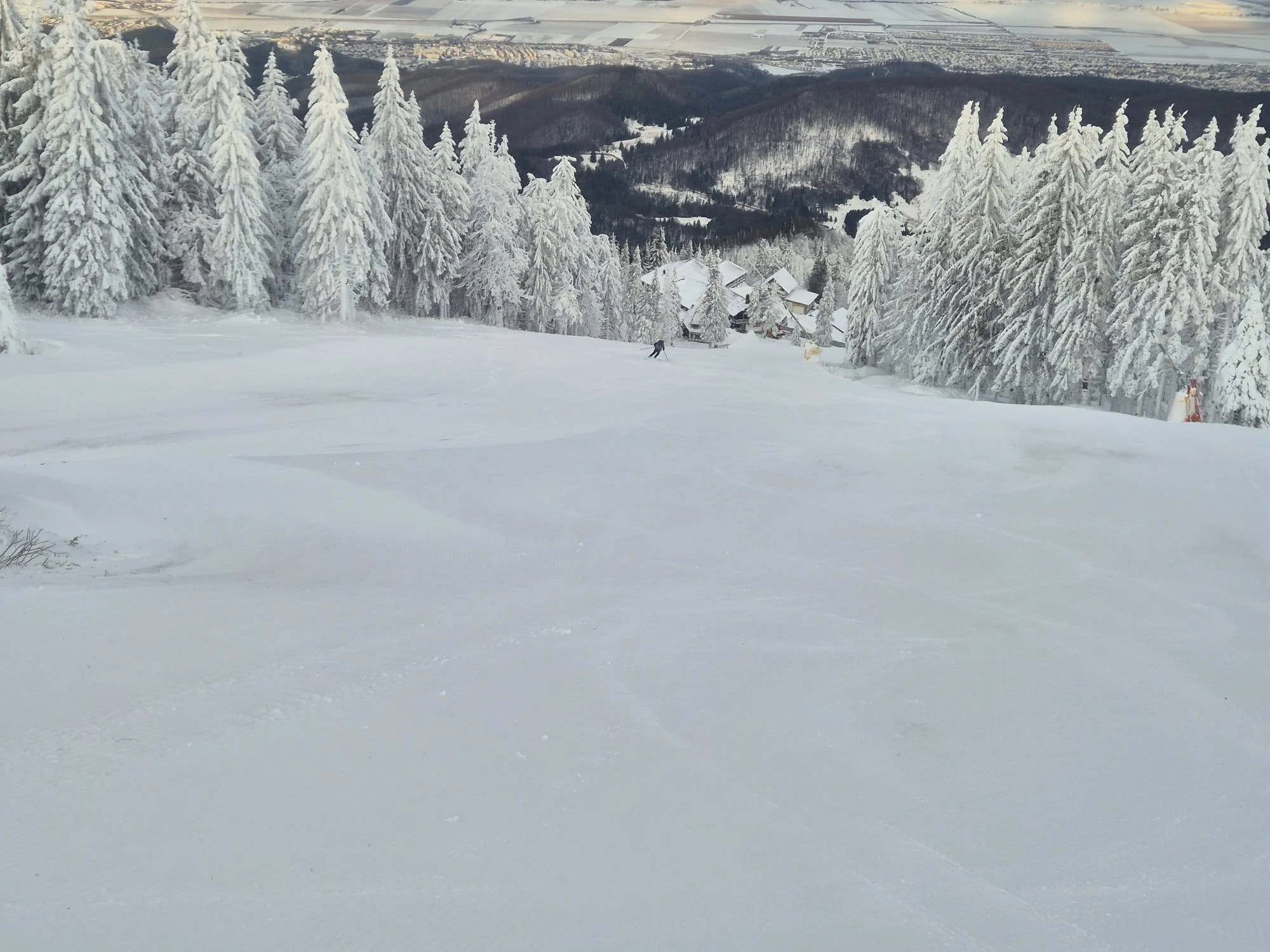 Sezonul de schi s-a deschis în Poiana Brașov: ce pârtii sunt deschise și cum circulă transportul pe cablu
