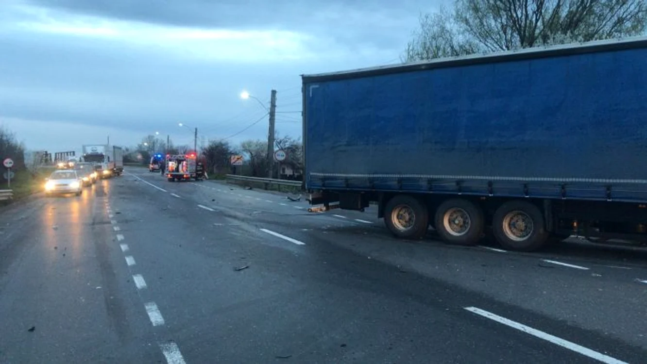 
    Patru persoane au fost rănite în urma accidentului produs pe DN 2 - E 85Sursă foto: IPJ Vrancea   