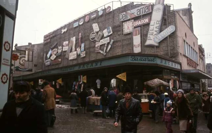 Fotografie realizată pe strada Lipscani din Bucureşti, în anul 1986 FOTO: TAMAS URBAN