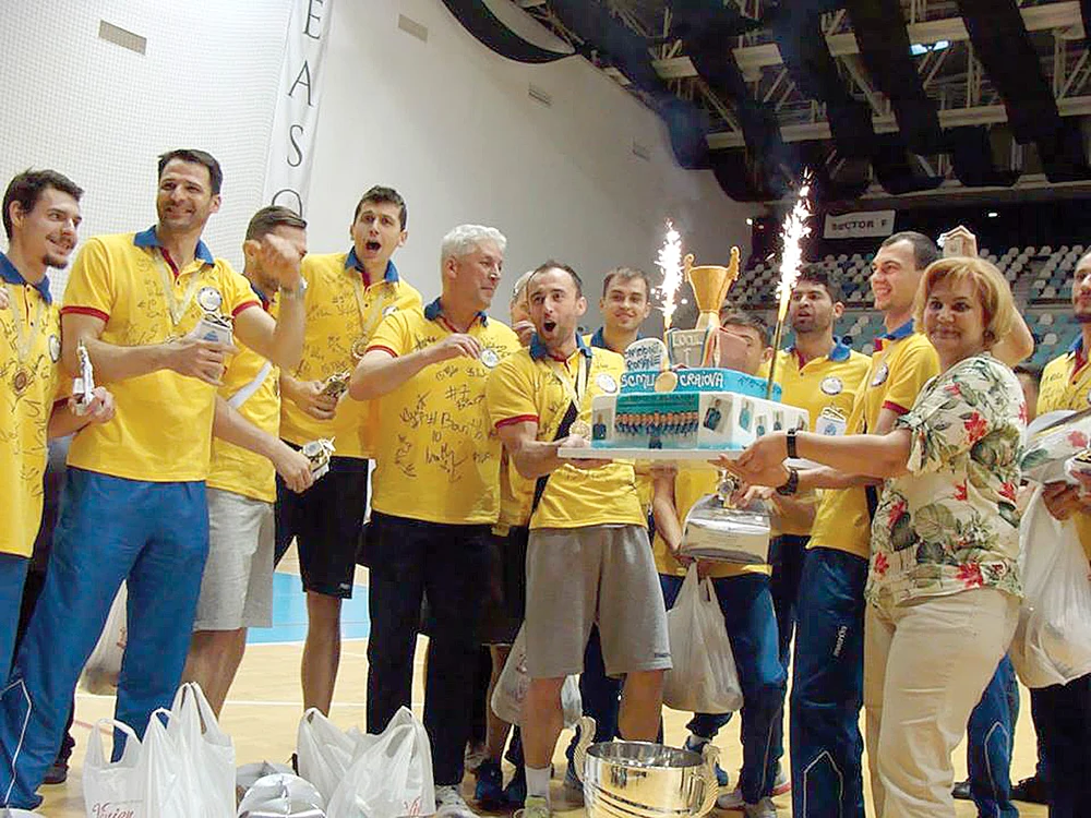 Campionii României la volei au primit un tort personalizat