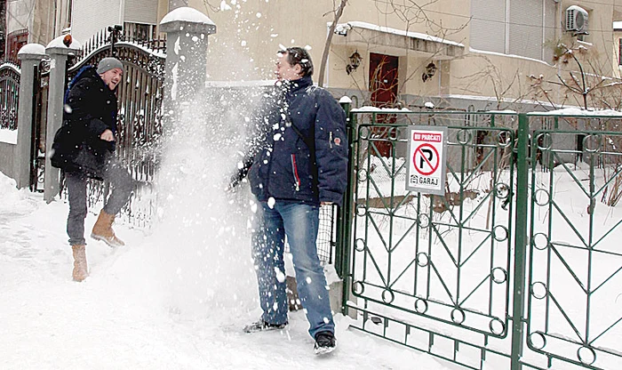 Pe Bd. Dacia, zăpada era numai bună să încingi o „bulgăreală”