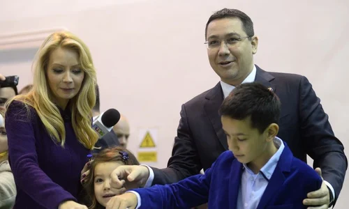 Daciana Sârbu a optat şi în turul al doilea pentru o ţinută în nuanţe de violet jpeg