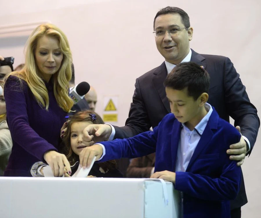 Daciana Sârbu a optat şi în turul al doilea pentru o ţinută în nuanţe de violet