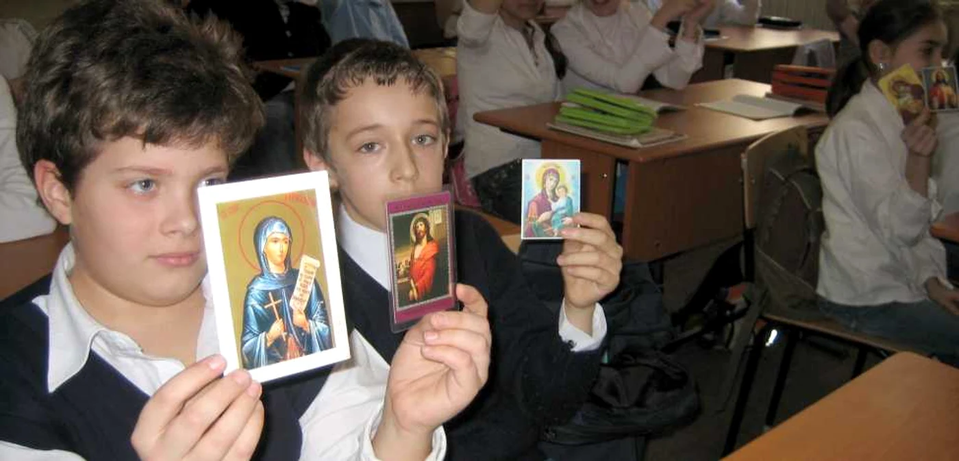 Părinţii vor depune cerere pentru a-şi înscrie copiii la Religie, nu pentru a-i detrage de la oră  FOTO: Adevărul