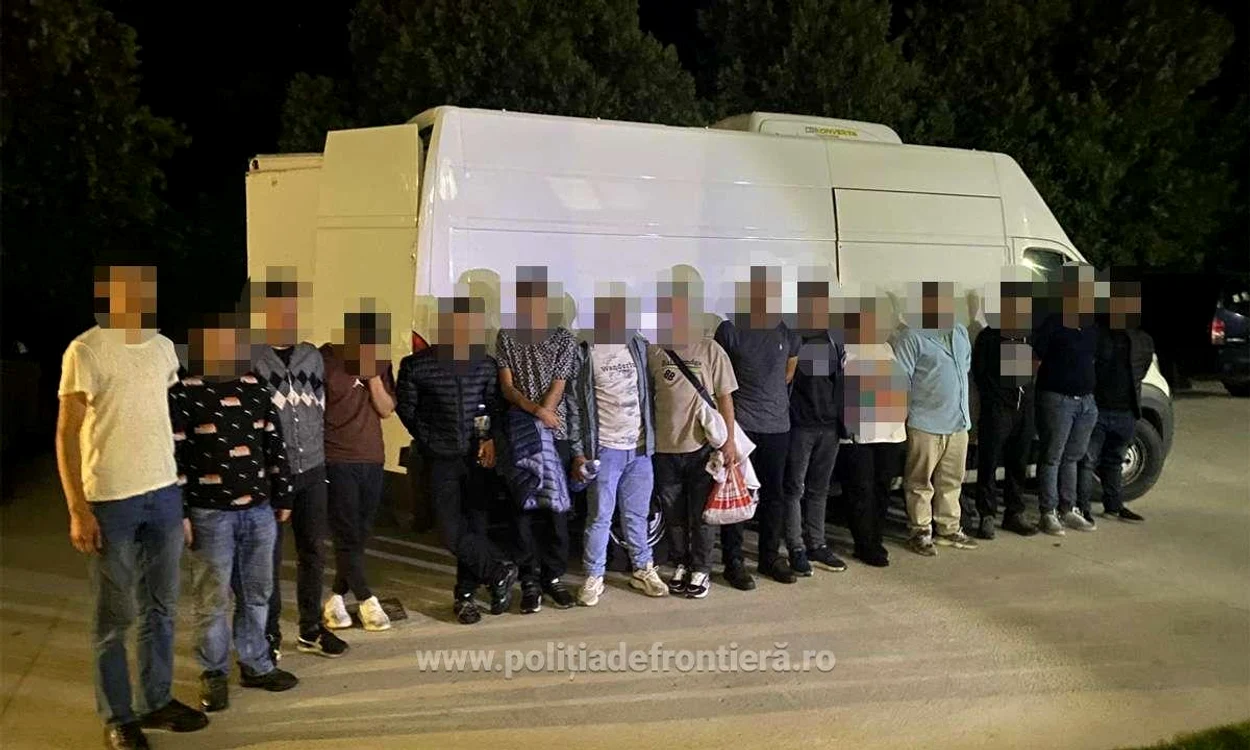 Migranți descoperiți ascunși într-un microbuz care transporta legume Foto: Poliția de Frontieră