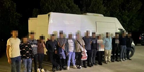 Migranți descoperiți ascunși într un microbuz care transporta legume Foto Poliția de Frontieră jpg