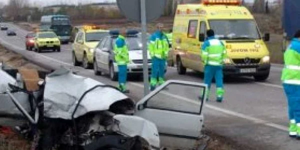 Trei morţi şi trei copii răniţi în urma unui accident petrecut în apropiere de Iaşi