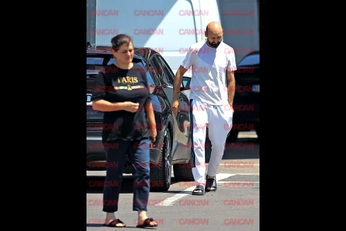 Mama Teodorei și Alex Marcu, în locul unde victima si fiica ei s-au jucat înainte de crimă / foto: Cancan