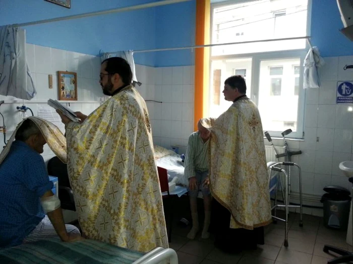 Preoţii băcăuani au venit la căpătâiul bolnavilor de cancer în stadiul terminal FOTO epr.ro