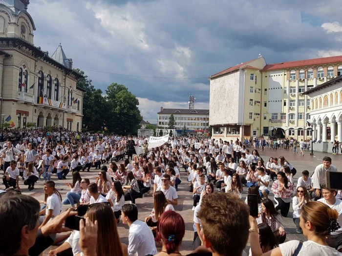 Sute de liceeni au participat la această acţiune