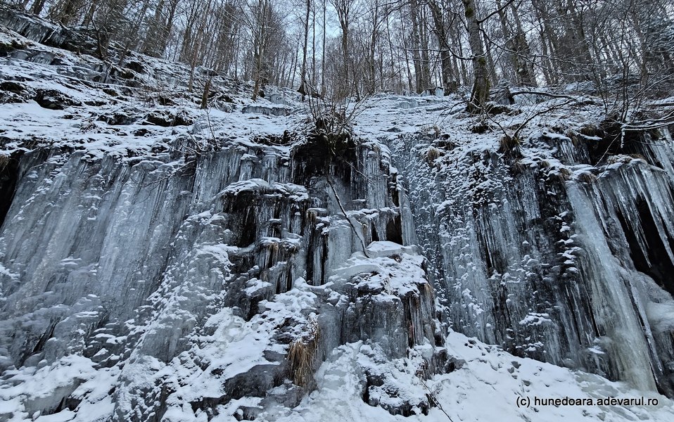 Fenomenul grandios care transformă Cheile Jiețului iarna. Locul uimitor, de văzut în România VIDEO
