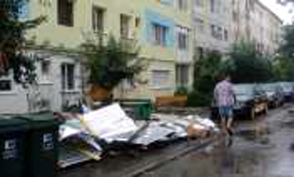 Acoperişul a fost pur şi simplu smuls de pe bloc. FOTO: Redeşteptarea