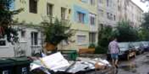 Acoperişul a fost pur şi simplu smuls de pe bloc. FOTO: Redeşteptarea