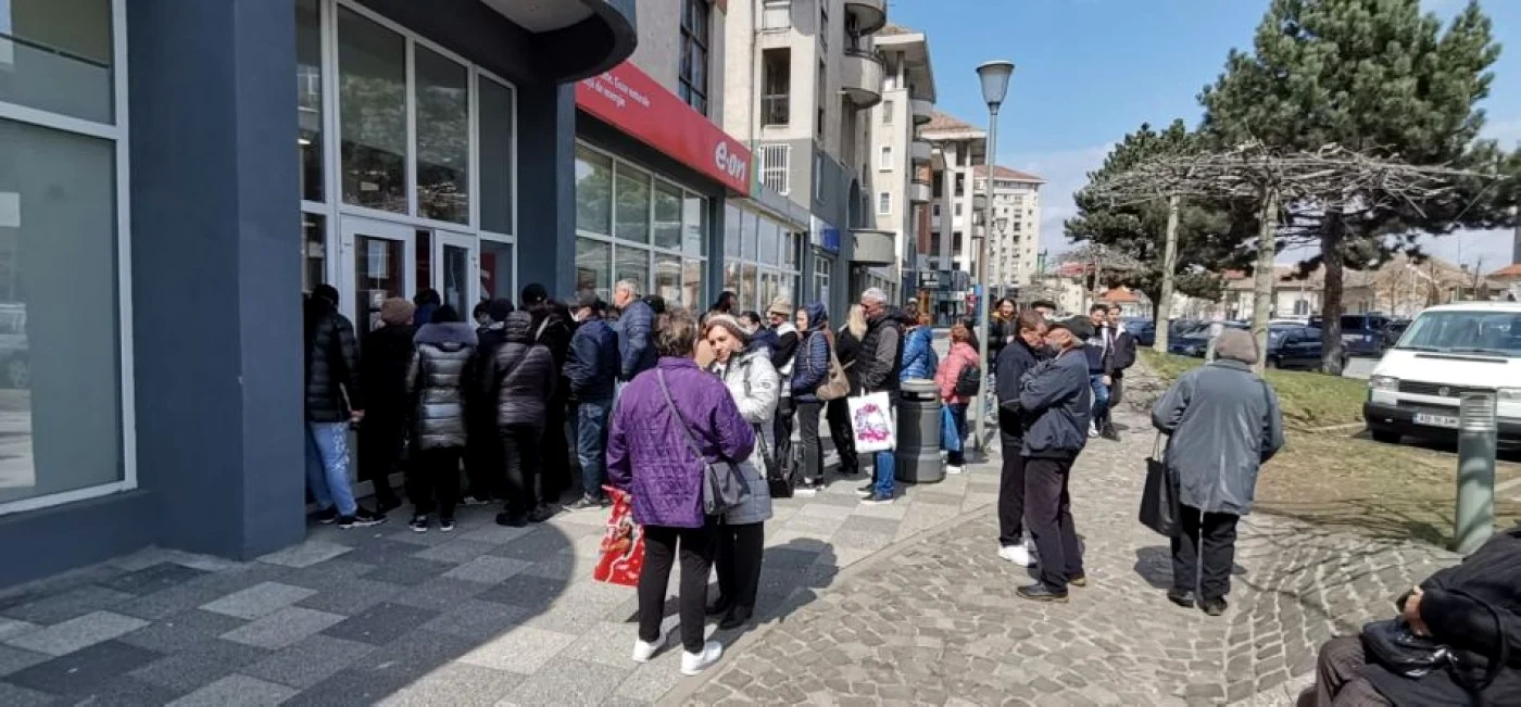 Zeci de clienţi, la coadă la E-ON Alba Iulia