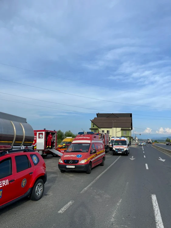 Microbuz școlar plin cu minori implicat într-un accident pe DN1 în Sibiu Sursă ISU Sibiu