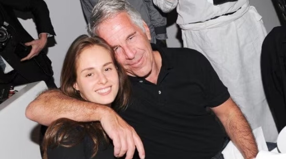 Cine este femeia care ar putea moșteni 100 de milioane de dolari din averea lui Jeffrey Epstein