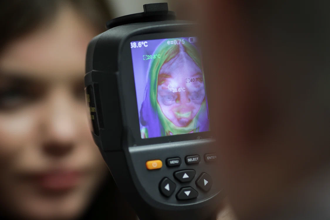 La intrarea în ţară  se verifică temperatura  corporală