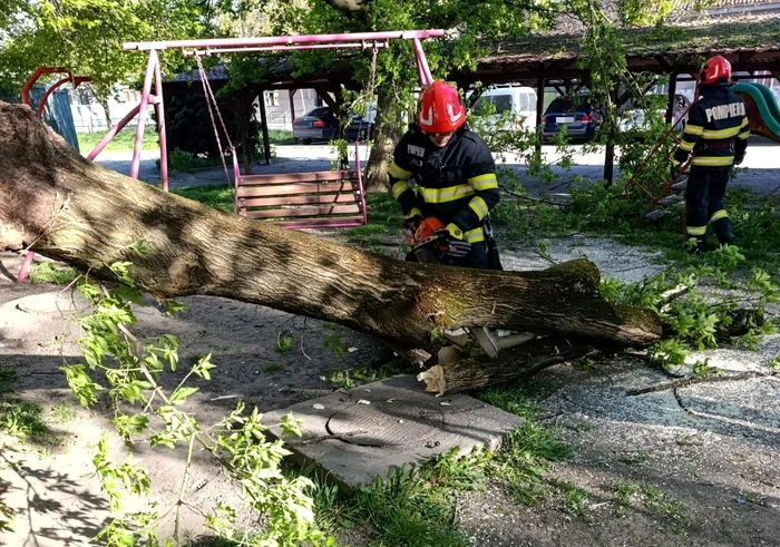 Vântul a făcut prăpăd în mai multe judeţe din Moldova. FOTO: ISU Iaşi