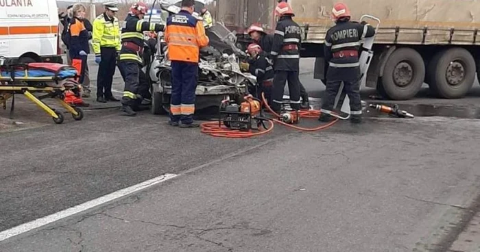 Un echipaj de la Descarcerare l-a scos pe şofer dintre fiarele contorsionate ale maşinii Foto: obiectivbr.ro