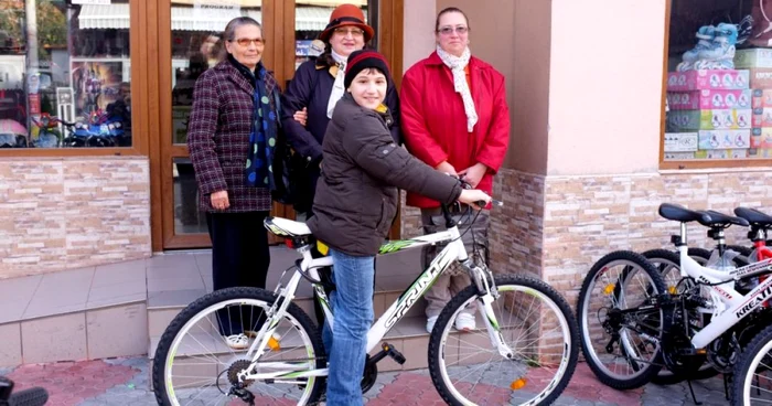 Zâmbetul unui copil care a vândut primele tablouri pentru o bicicletă