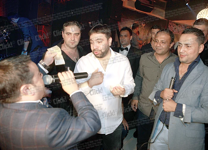 
    Manelistul i-a umplut de bani pe colegii  săi Adi Minune şi  Sorinel Puştiu  