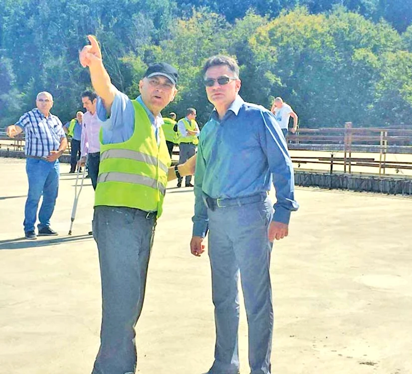 Sorin Bușe, ministrul  transporturilor, a făcut  scandal când a văzut  că muncitorii n-au  început lucrările 
