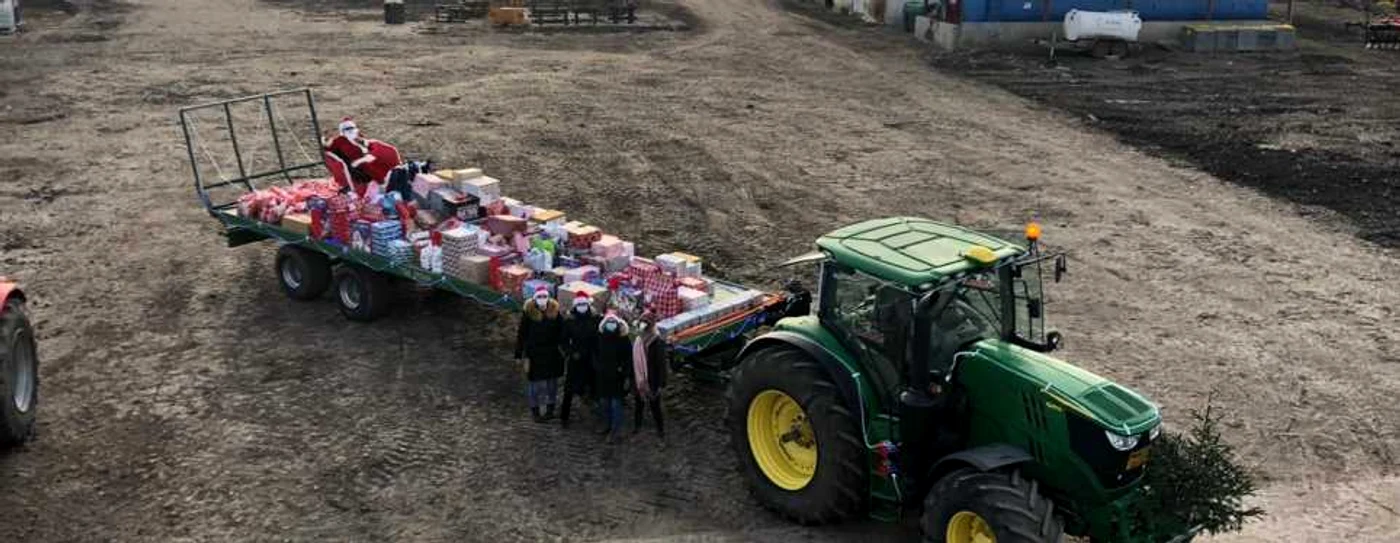 Moşul a ajuns cu tractorul la copiii din Berlişte FOTO Facebook/Asociaţia Bardeau